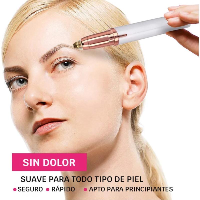 Mujer con cejas perfectamente definidas usando la recortadora eléctrica