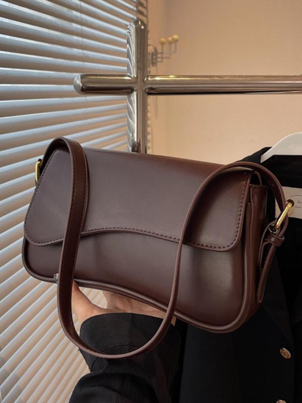 Bolso bandolera elegante de mujer en marrón oscuro con solapa delantera y herrajes dorados